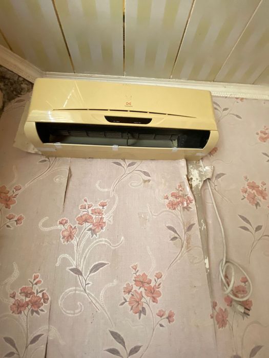 Сплит система б/у, отлично охлаждает, в рабочем состоянии.