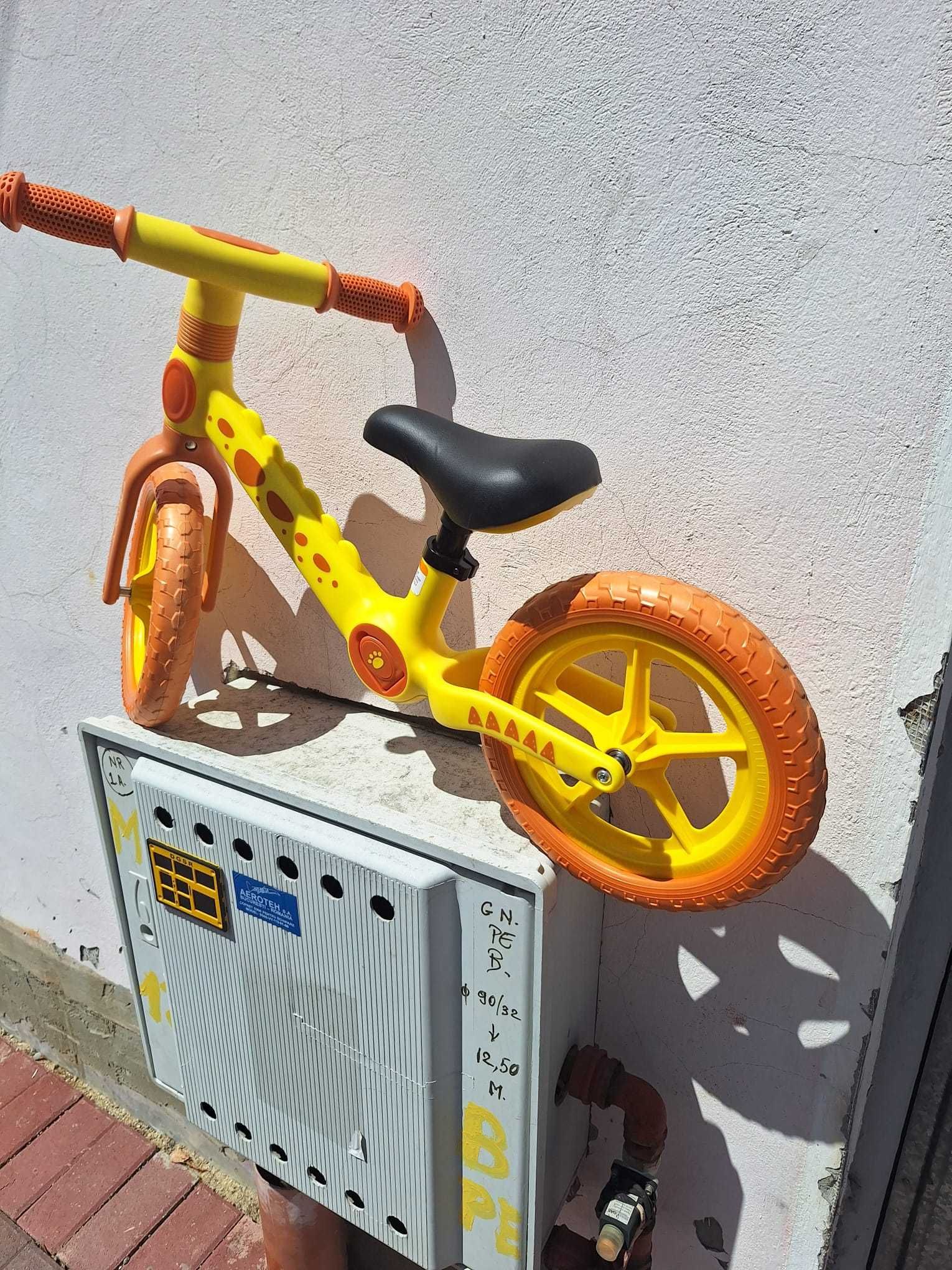 Bicicleta portocalie fara pedale pentru copii 2-5 ani Action One Spiky