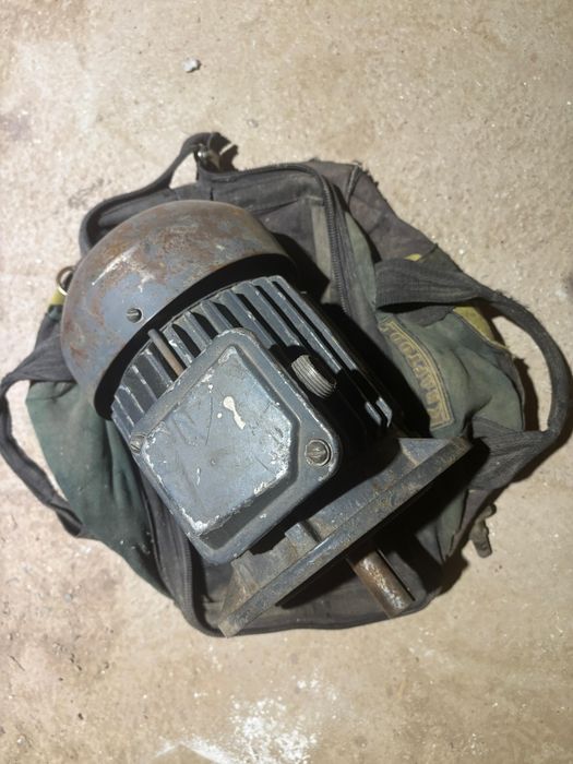 Рабочий электродвигатель мотор