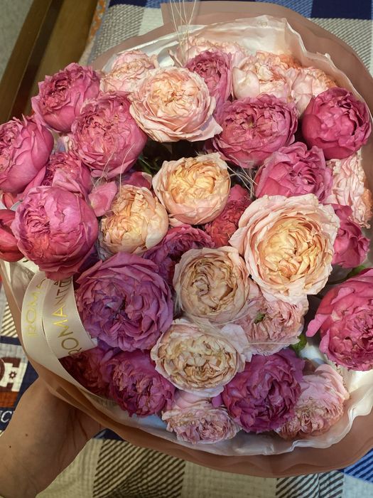 Свежий цветы от магазин романтик пионовистый розы