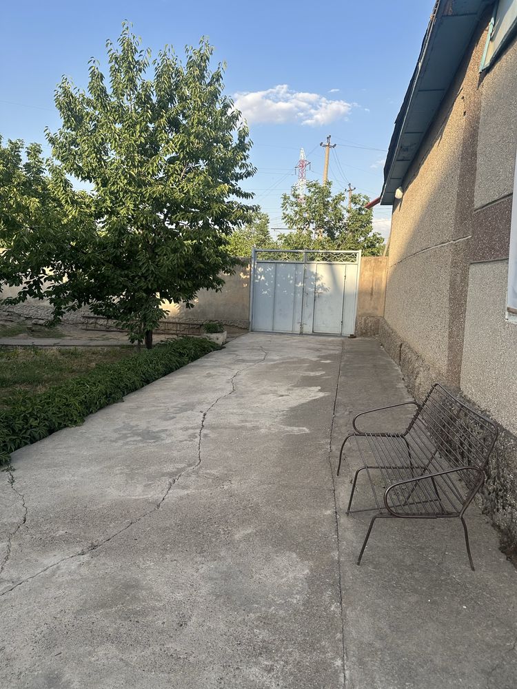 Uydan 20 metr tepada kotta moshina yo’l o’tgan juda qulay