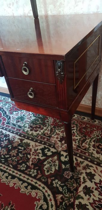 Румынский кресло и писменный стол.