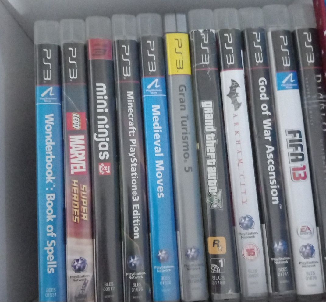 Продава ps3 слим с много игри и аксесоари!
