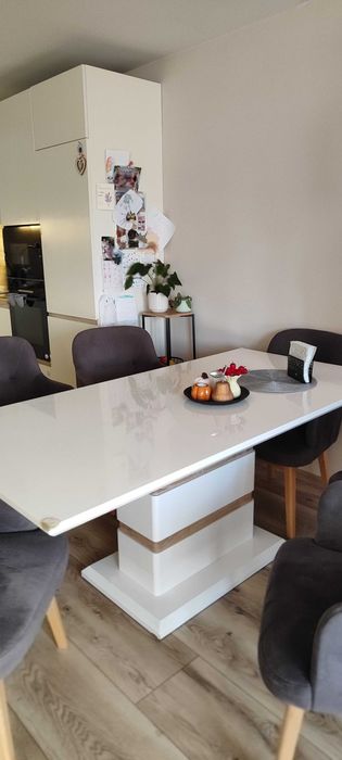 Продавам маса бяла МДФ