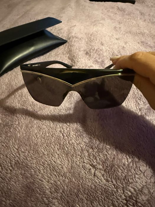 Продавам слънчеви очила Saint Laurent чисто нови ,закупувани от Опти