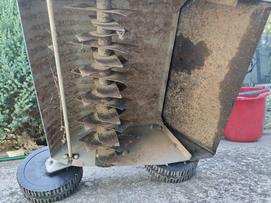 Vând scarificator gazon adus din Germania cu lame ca nou