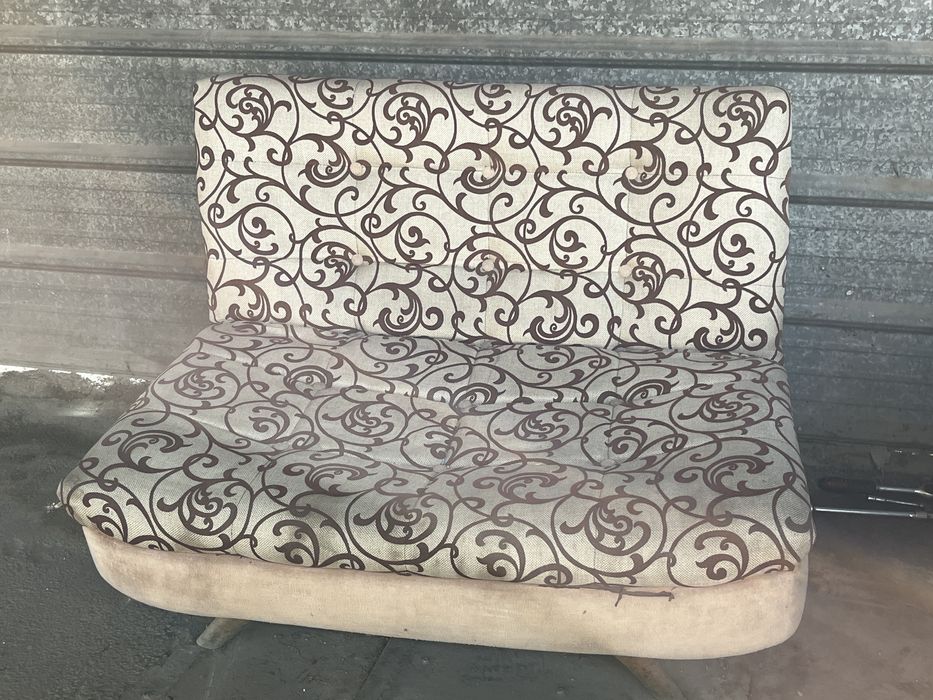 Маленький диван для улицы и дома