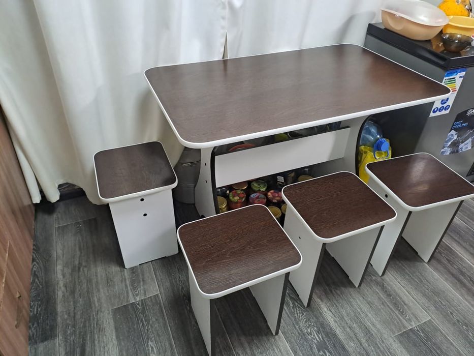 Продам кухонный стол и стулья