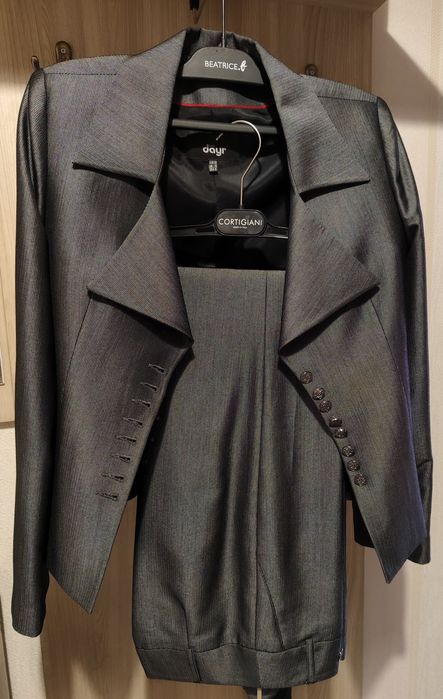 Костюм- тройка женский,44 размер.Цвет металл серый. Турция.