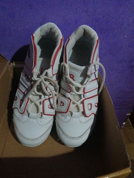 Vând adidași este noi purtați doară o singura dată preț este 120 lei