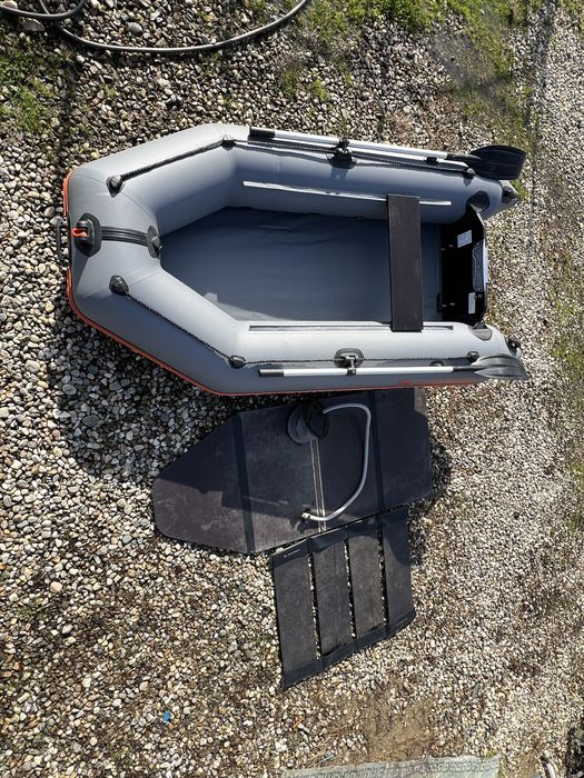 Vând barcă gonflabilă Kolibri KM 280 D cu podină full tego.