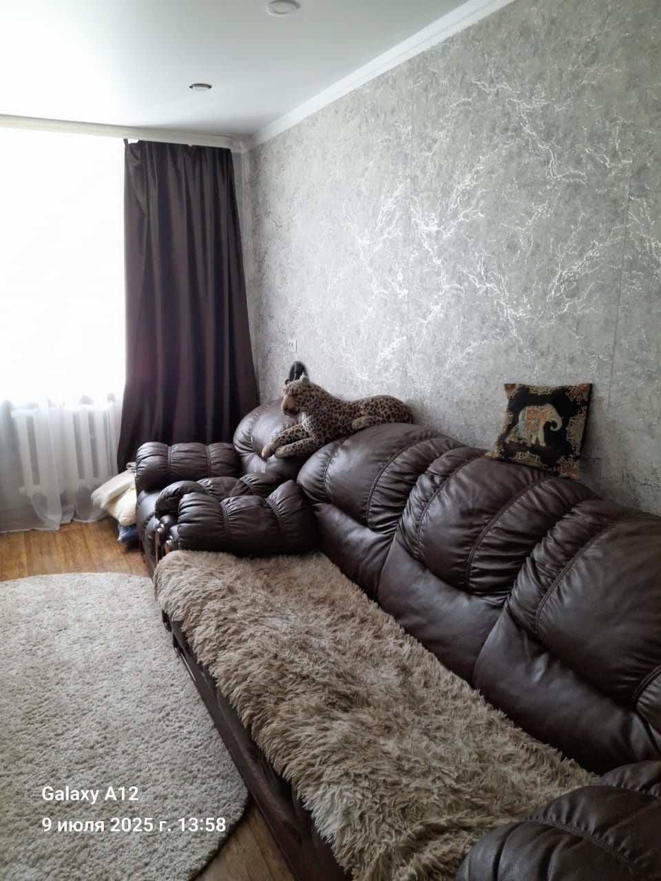 Продаётся кожаный диван с креслом.  Раздвижной, очень мягкий,.