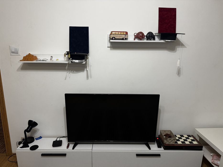 Tv comoda cu rafturi