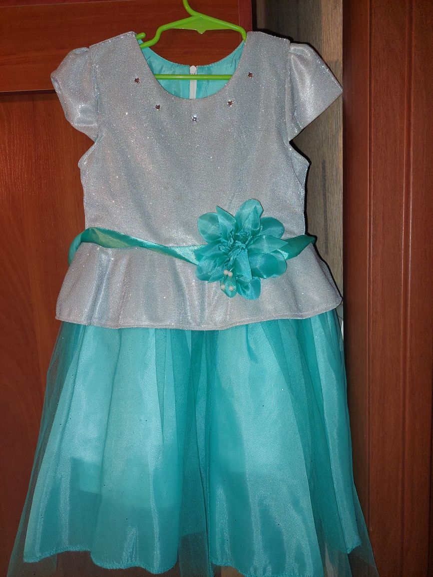 Платье на 4-5  лет