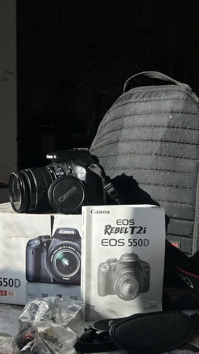 Kit Aparat foto Canon Eos 550d + obiectiv EF-S 18-55mm