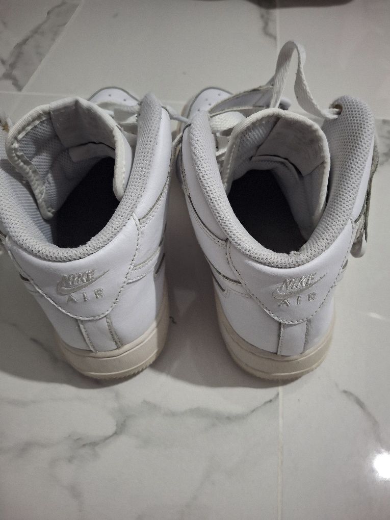 Adidasi nike 39 .