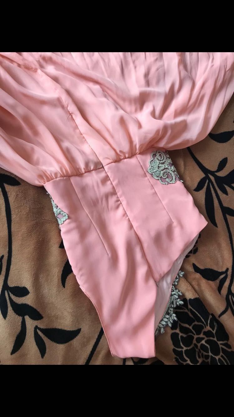 Rochie lungă, elegantă, de culoarea roz pal