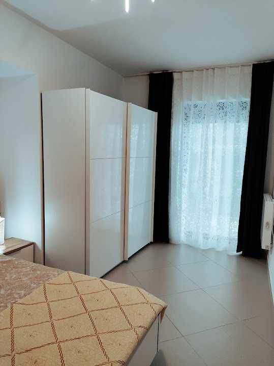 Proprietar ofer inchiriere apartament 2camere cu loc parcare in Mamaia