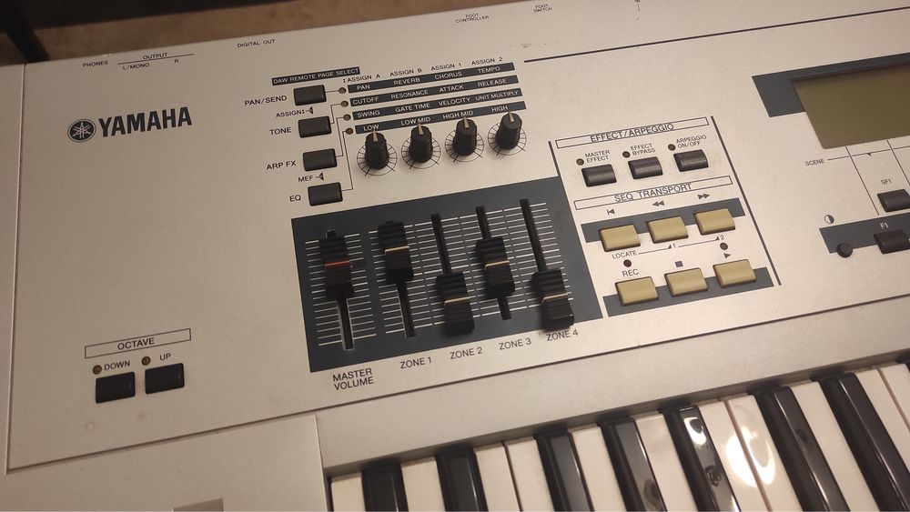 Yamaha MO6 Sintetizator 61 clape + pedala si husa