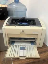 Принтер HP LaserJet 1022n в хорошем состоянии, картридж заправлен