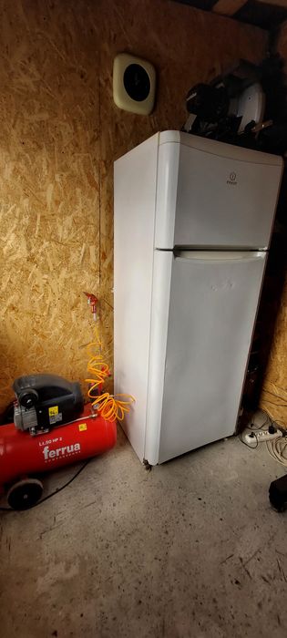 Vând frigider Indesit