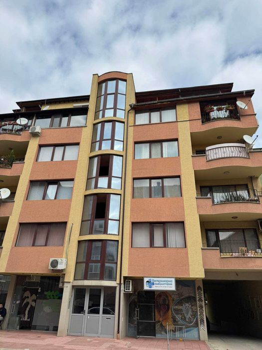 Продава се двустаен апартамент в централната част на гр. Казанлък!