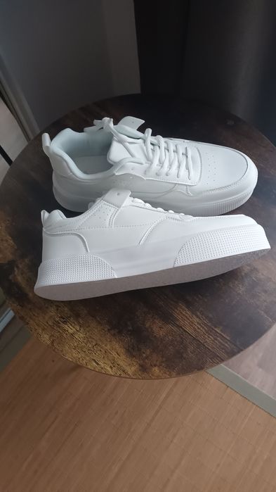 Vând pantofi /adidași pentru bărbați