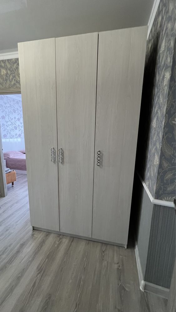 Продам 3-х дверный шкаф