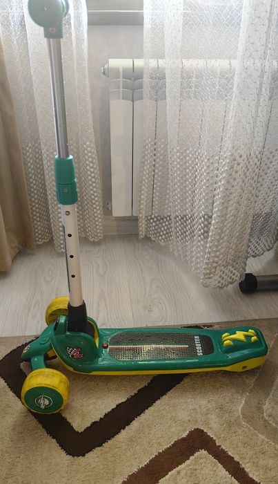 Самокат с подсветкой и музыкой
