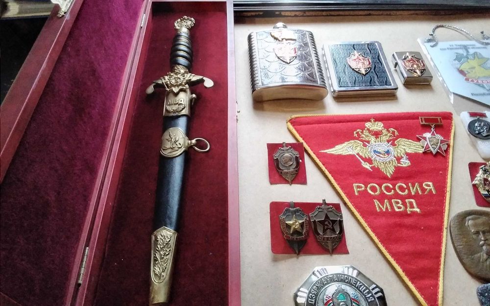 Руски кортик + нагръдни знаци МВД КГБ