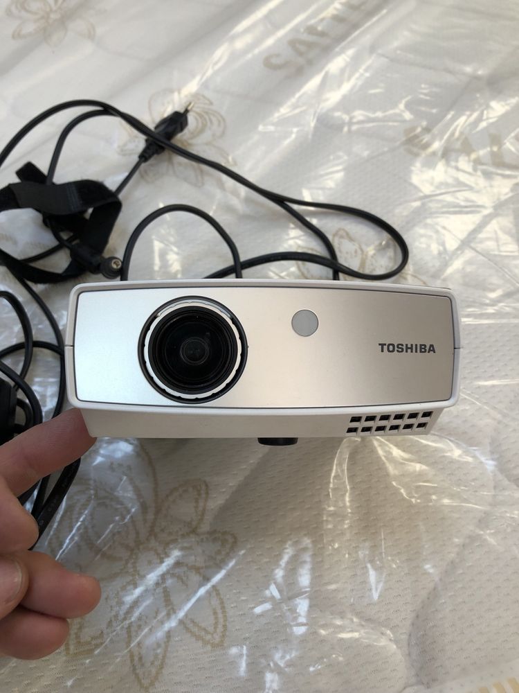 Videoproiector led Toshiba model TDP FF1