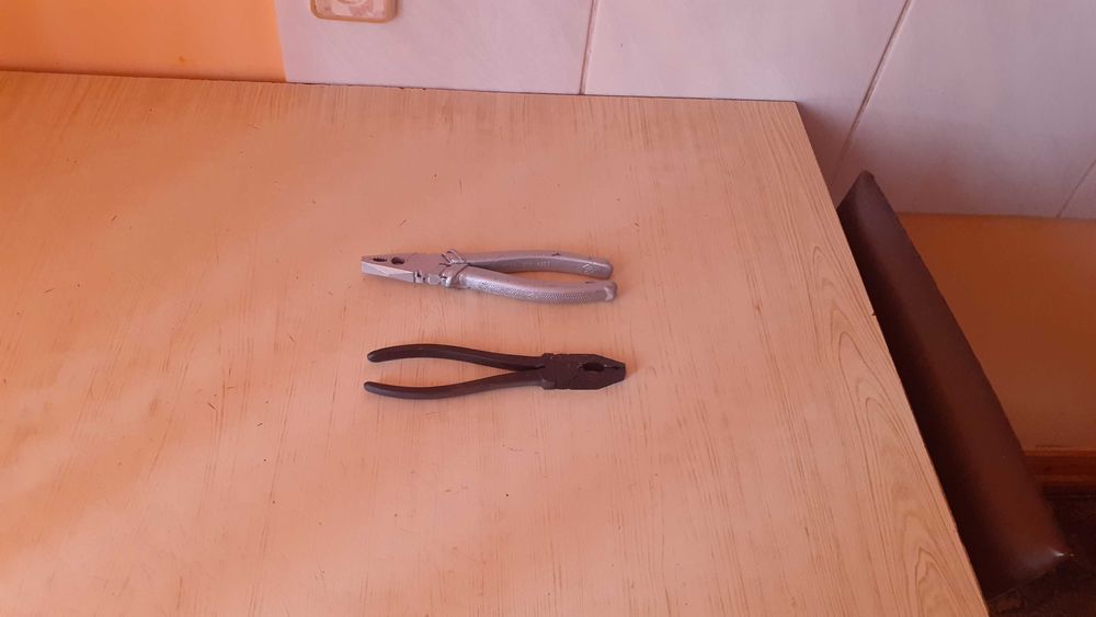 Продам плоскогубцы-кусачки с пластмассовыми ручками (сделано в России)