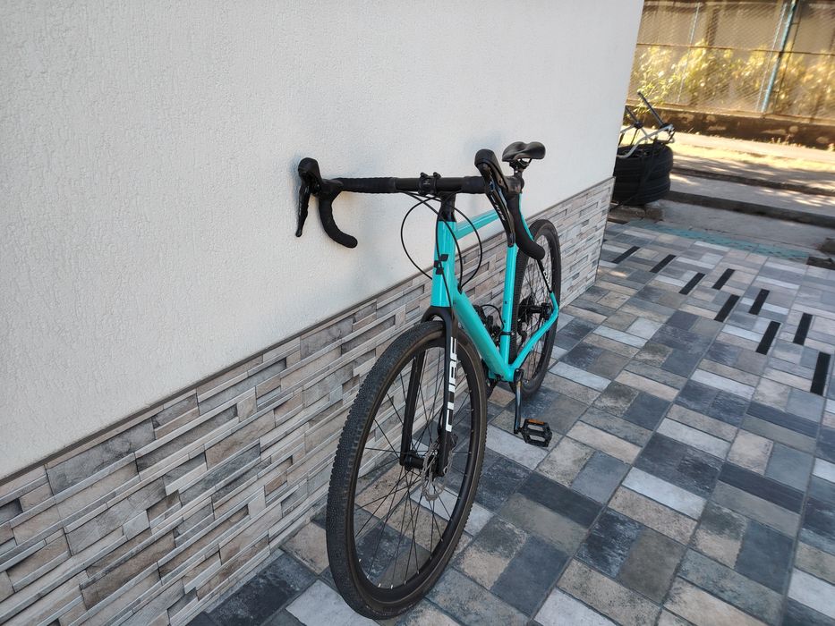 Vând bicicleta gravel,  cube cross race pro, mărime 61cm