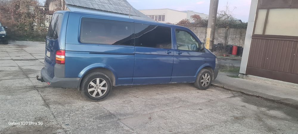 Vând volkswagen transporter T5 8+1 2005