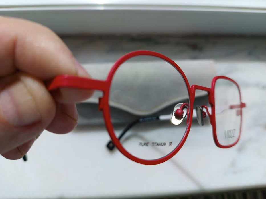 Ramă ochelari din titan pur, asimetrică.