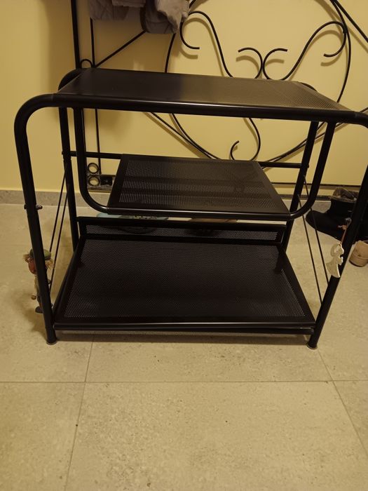 De vânzare etajerā TV,din metal