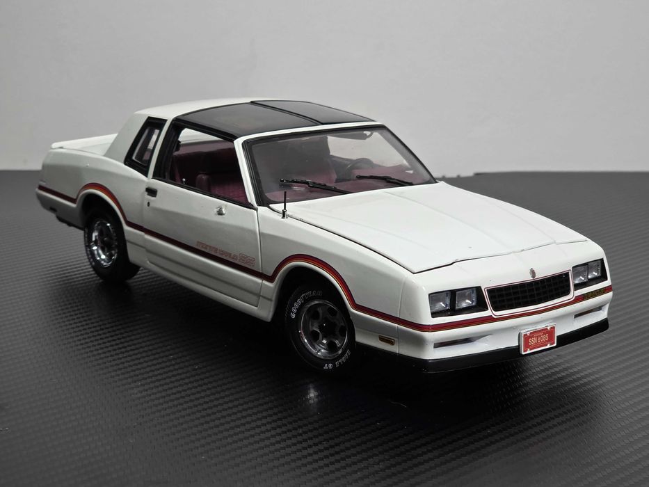 Macheta Auto 1/18 American Muscle Authentics 1985 Chevy Monte Carlo SS
