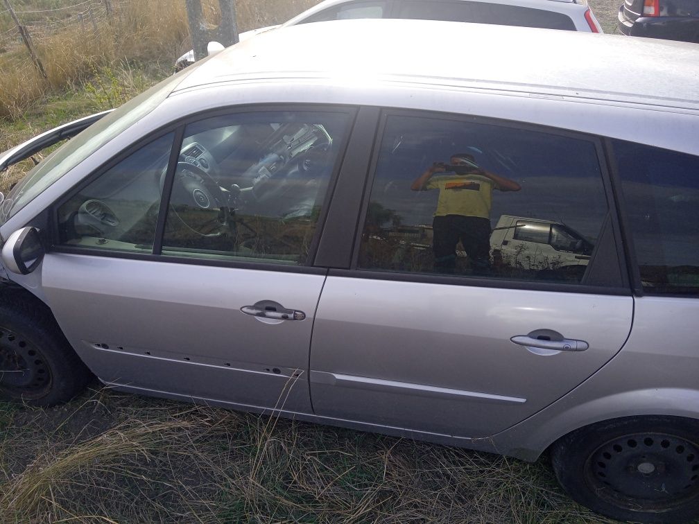 Dezmembrez Renault scenic