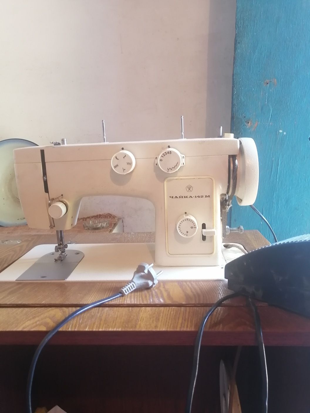 Продам швейную электро машинку чайка 142