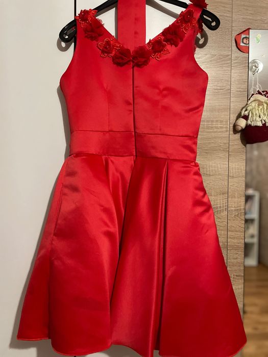 Vând două rochite.