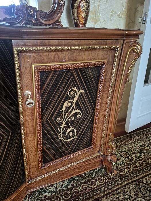 Срочно продаётся Дубайский комод (трюмо) с зеркалом в гостиную.