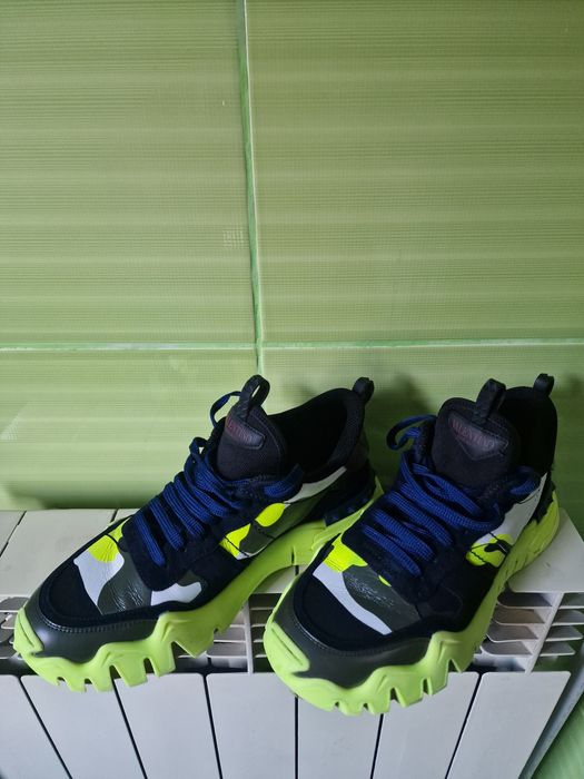 Vand adidasi valentino garavani