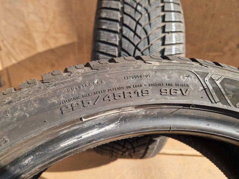 2 Goodyear R19 225/45 Anvelope de iarnă DOT4821
