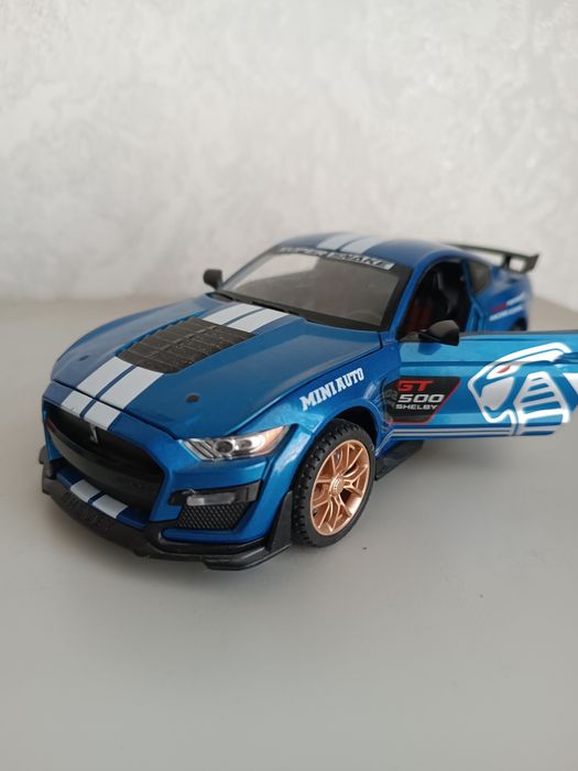 Модель автомобиля Ford Mustang Shelby GT500 1:24