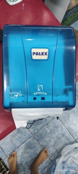 Диспенсер для бумажных полотенец