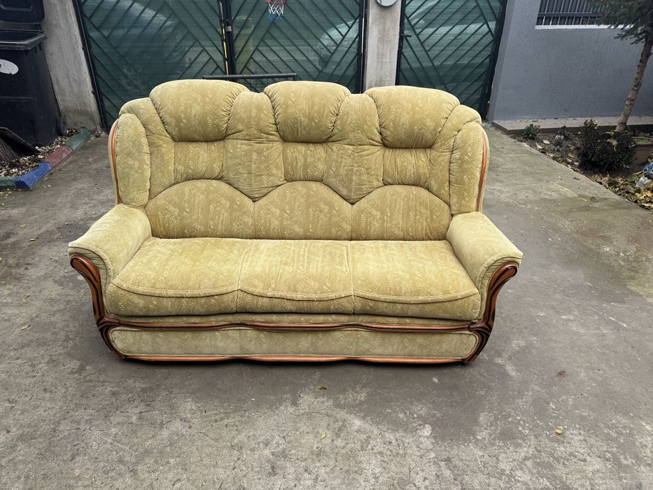 Vând canapea în stare foarte bună