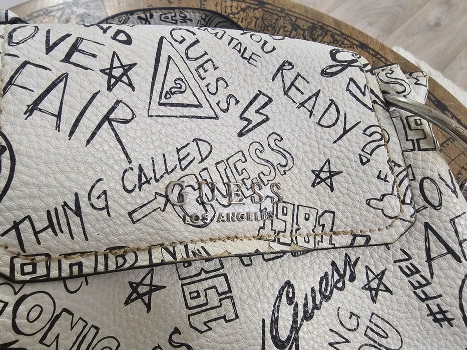 Малка дамска чанта Guess