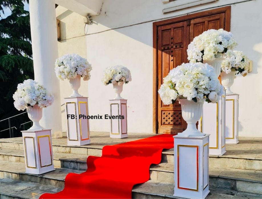 Aranjament biserica decor decoratiuni florale intrare cununie nunta bo