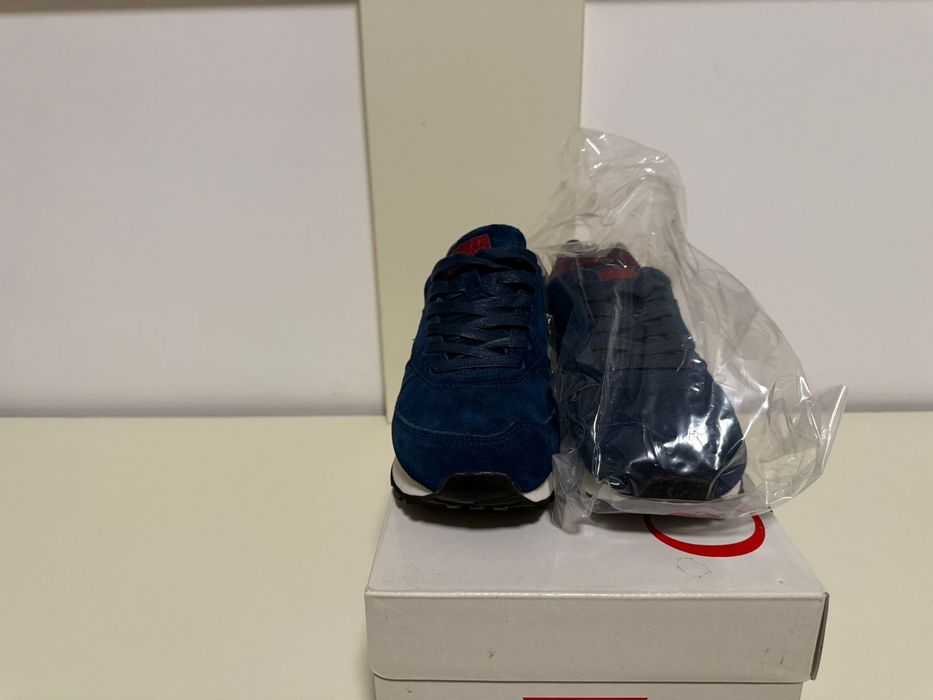 Adidasi Guess din piele intoarsa !