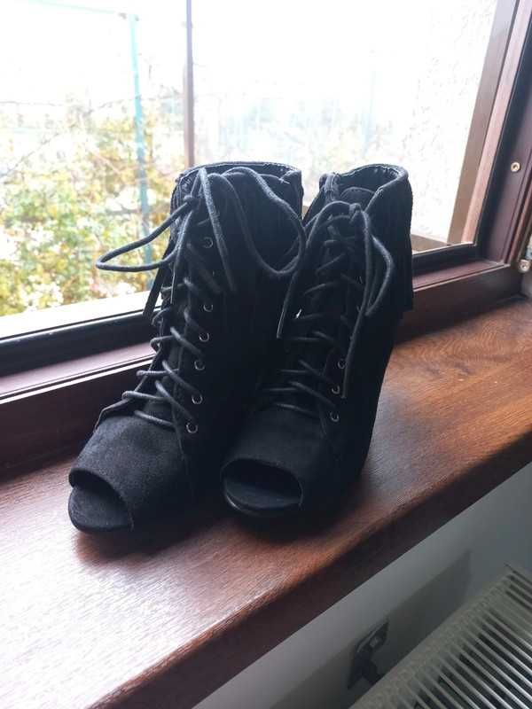 Cizme/botine pentru femei cu deschidere la varf si franjuri